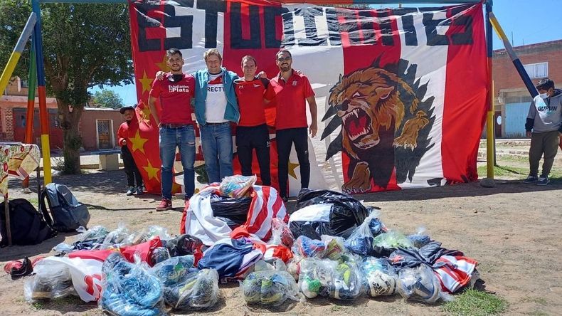 Hinchas jujeños de Estudiantes donaron calzados y ropa en el norte