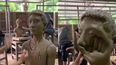 La curiosa forma de liberar el estrés en Tailandia que se volvió viral: esculturas de barro para golpear. &nbsp;