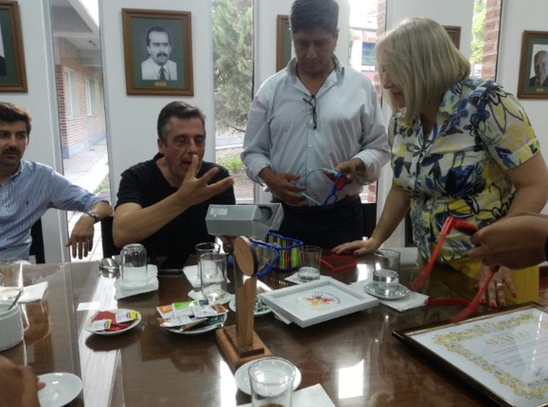 El proyecto “Vision”, elaborado por los estudiantes de la UNJu, Leonel Chaile, Rodrigo Impa y Daniel Tolaba fue también premiado recientemente como una de las diez mejores propuestas en la categoría Innovaciones en Universidades en el Concurso Nacional de Innovaciones INNOVAR 2022