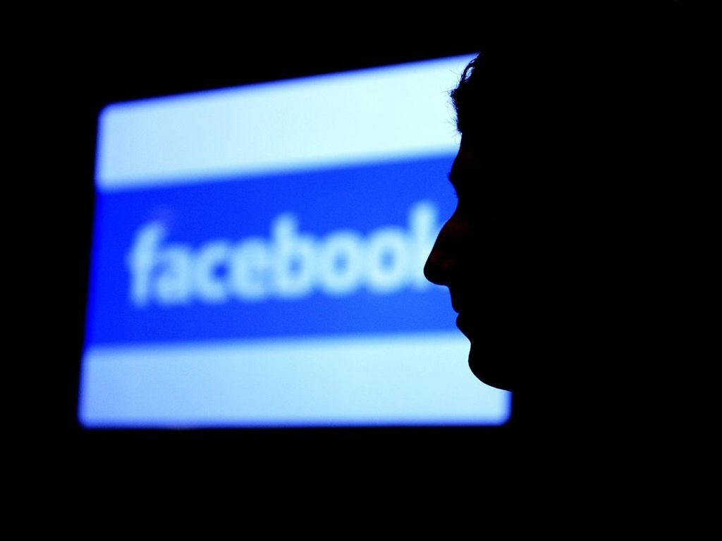 ¿Facebook te espía?