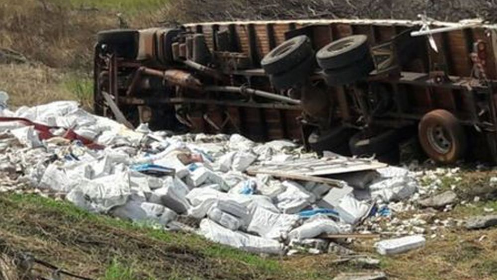 Volcó camión con 30 toneladas