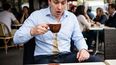 Cómo eliminar manchas de café en la ropa con un truco casero sencillo.