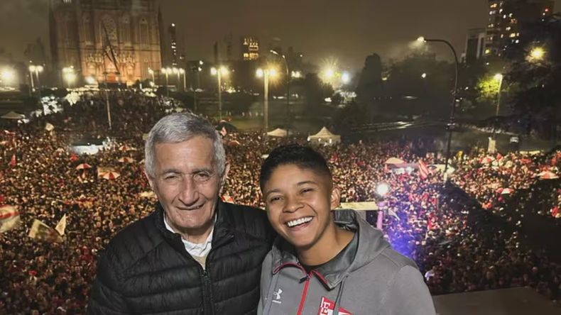 l ídolo del “Pincha” y padre de Juan Sebastián mantiene una relación con Agustina Amaro.