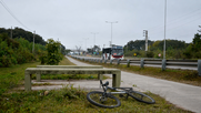 El joven volvía de trabajar en bicicleta cuando sufrió un grave incidente en la ciclovía de la ruta provincial 1. (Imagen ilustrativa con IA) El joven volvía de trabajar en bicicleta cuando sufrió un grave incidente en la ciclovía de la ruta provincial 1. (Imagen ilustrativa con IA)