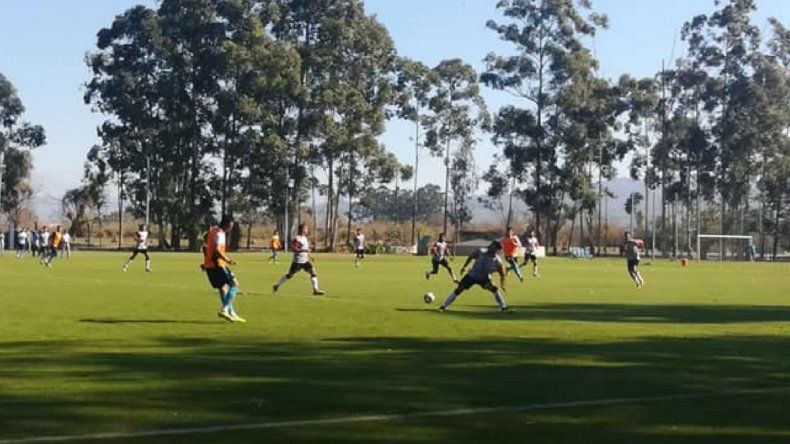 Amistosos sin vencedores: Gimnasia y Zapla empataron en Papel Noa