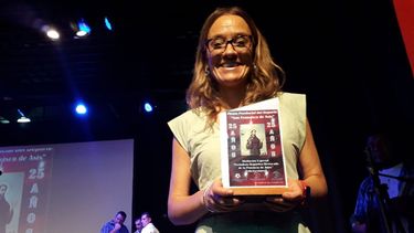 Julieta Pose, gerenta de contenidos, recibió el premio.