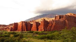 Rodeada de naturaleza y montañas imponentes, es una verdadera joya arqueológica en la Argentina.