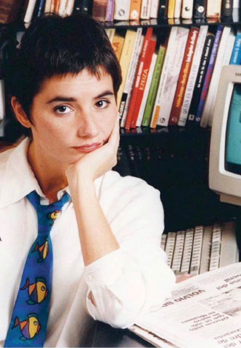 Nancy Pazos dejó atrás el pelo largo y apostó a un look con guiño noventoso: corte shag corto, flequillo protagonista y tono cobrizo (década de los 90)