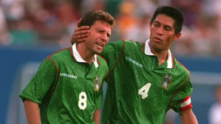 Alberto García Aspe es consolado por su compañero Marcos Ambris después de fallar el penal frente a Bulgaria en el Mundial de 1994. Imágenes BBC