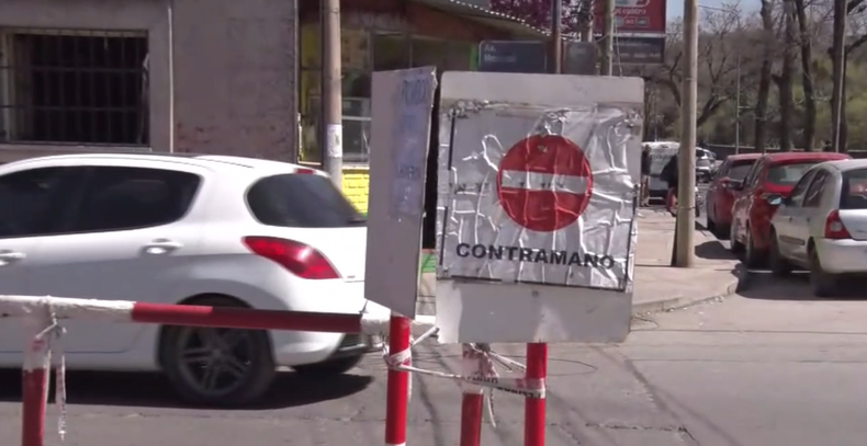 Señalización de la modalidad de transito sobre avenida Hipólito Yrigoyen y Marconi