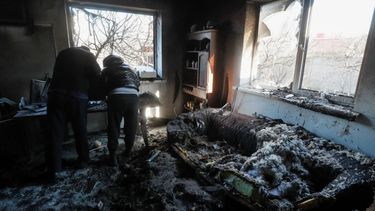 Las fuerzas invasoras mantienen los ataques contra la capital, Kiev, que decretó un toque de queda de 36 horas.