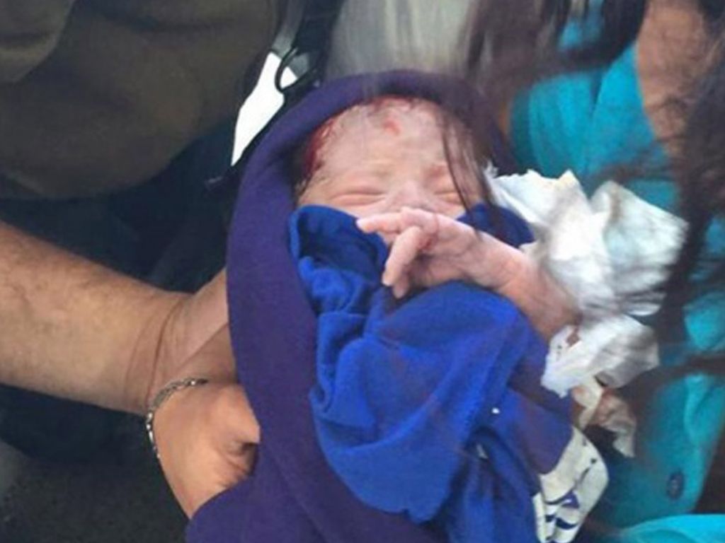 Beba abandonada en la estación de servic