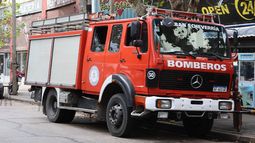 Bomberos trabajaron por un incendio en un canal de televisión.