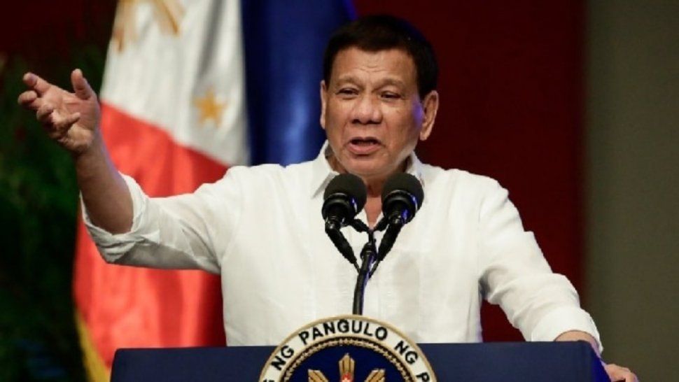 El presidente de Filipinas amenazó con privar de su libertad a quienes se nieguen a vacunarse contra el COVID-19.