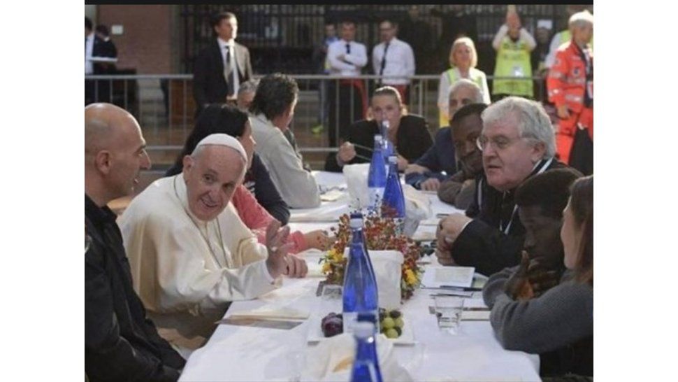 Papa en la cena con reos