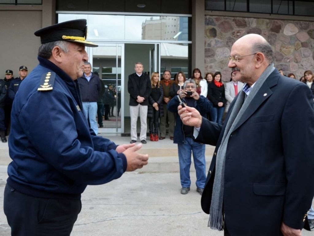 Entrega de móviles policiales