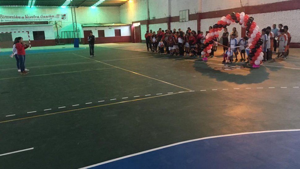 Reinauguraron la cancha de handball del Club Lavalle
