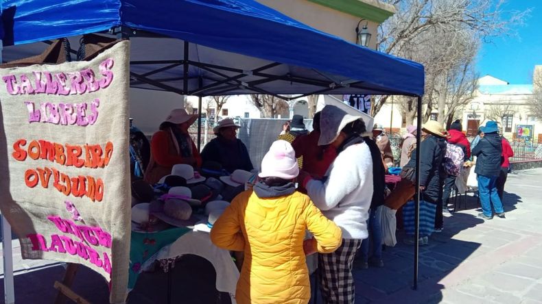 Exposición invernal en Abra Pampa por artesanas de la Puna