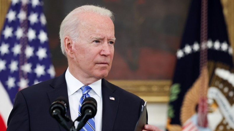 El gobierno de Biden evalúa exigir a los visitantes que estén inoculados contra el COVID-19.
