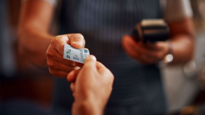 El Banco Central informó que más de 11,5 millones de personas tienen deuda con tarjeta de crédito en Argentina, con la Ciudad de Buenos Aires al tope del ranking per cápita.