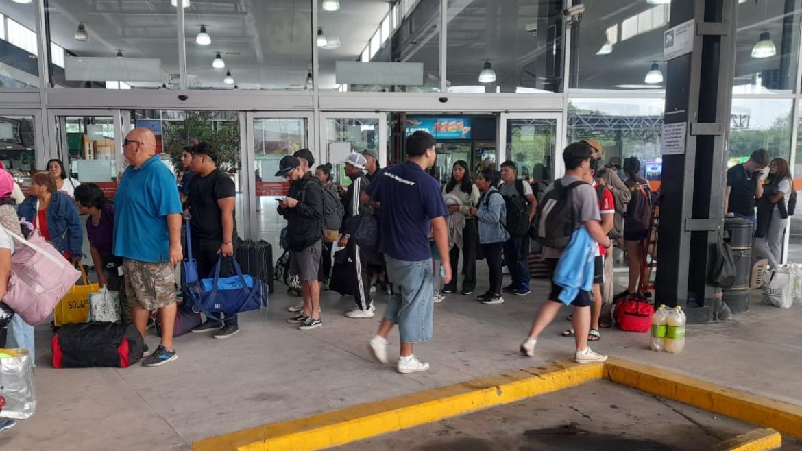 Gran movimiento en la terminal por los viajes especiales al norte para carnaval