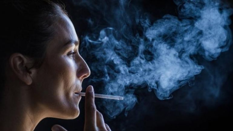 Un grupo de investigadores de la Universidad de Uppsala en Suecia confirmaron que el cigarrillo funciona para cerrar el mecanismo de producción de estrógeno en el cerebro. 