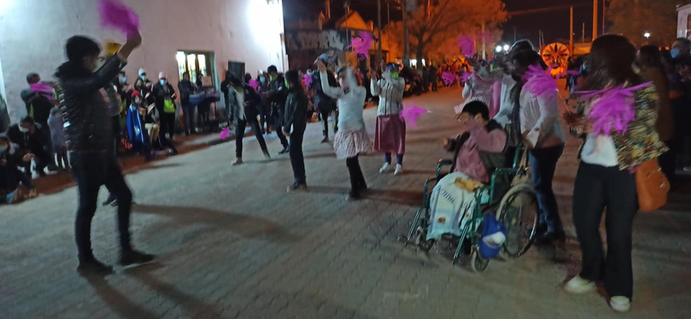 Los estudiantes participaron con coreografías también.