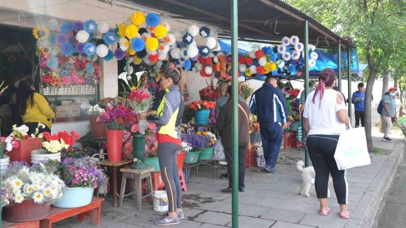 Entregan permisos a comerciantes para vender flores en el Día de los Fieles Difuntos