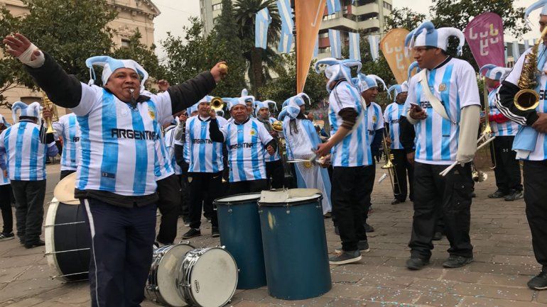 Simpatizantes llegan a la plaza