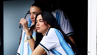 Dua Lipa llegó al estadio junto a un equipo de seguridad (REUTERS/Agustin Marcarian)