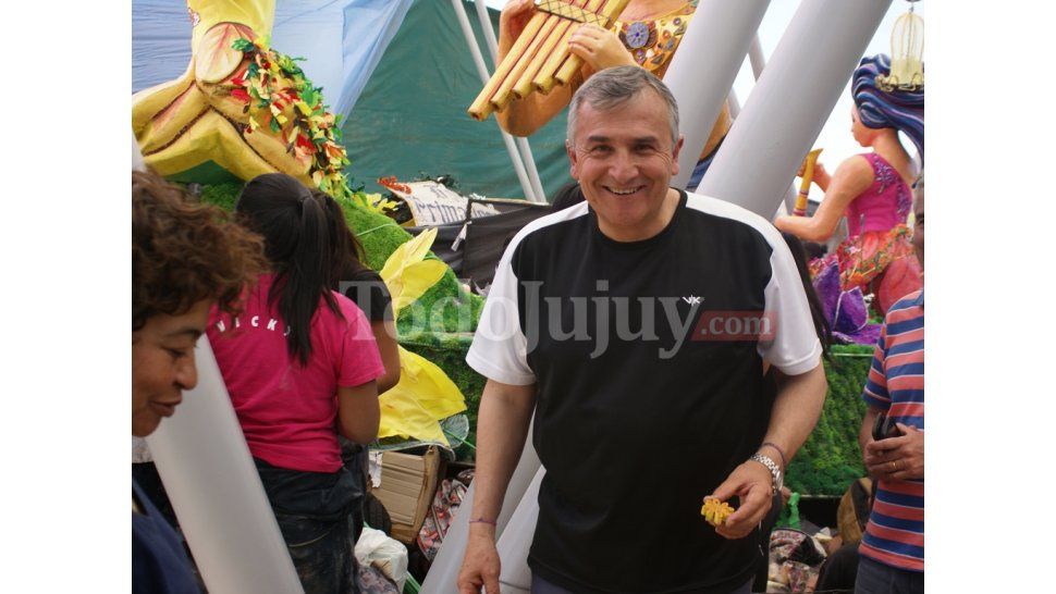 Gerardo Morales recorriendo canchones