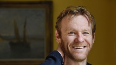 La serie presenta una visión profunda de los conflictos sociales y políticos de la época.