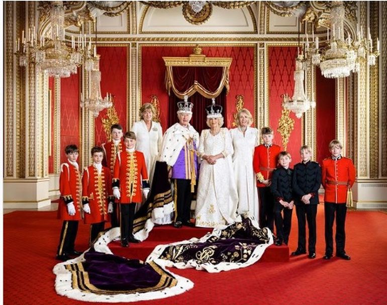En la segunda foto, también captada en el Salón del Trono, los Reyes aparecen en el centro, acompañados las damas de honor y los ocho pajes