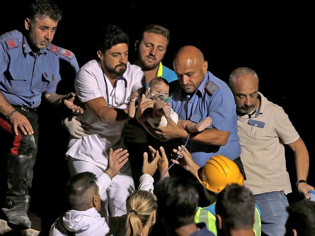 Rescate del bebé en Ischia