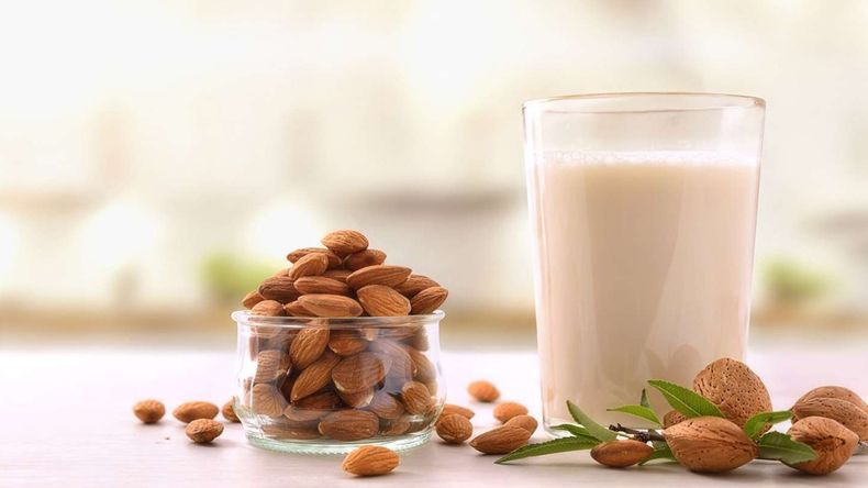La leche de almendras posee un sin fin de ventajas si se incluye en la dieta alimenticia.