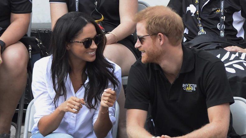 El príncipe Harry se casa con una actriz de EE.UU y lo anunciaron por redes sociales
