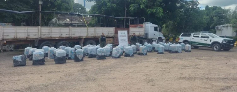 En uno de los operativos, hecho en Jujuy, interceptaron un camión que transportaba 34 mil atados de cigarrillos de origen extranjero sin aval legal. En el otro, concretado en Tucumán, detectaron 3.801 kilos de hojas de coca ocultos en un cargamento de azúcar a granel. 