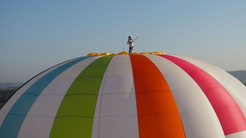 Remi Ouvrard rompe el récord mundial por estar parado sobre un globo aerostático&nbsp;