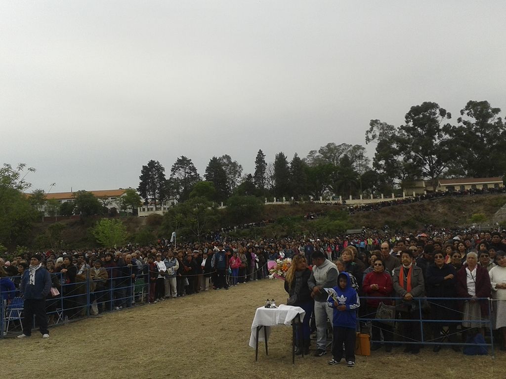 Una multitud en el templete