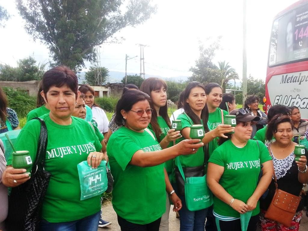 Mateada en la plaza central