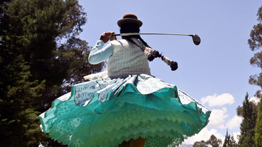 Martha Mamani juega y atiende el hoyo Valle de la Luna, el más pintoresco y espectacular del Club de Golf La Paz. Su participación continúa una tradición en uno de los campos más altos del mundo. REUTERS/
