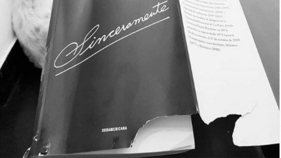 Perro macrista destrozó el libro de Cristina Kirchner y se hizo viral