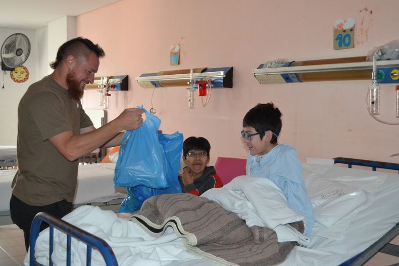 Nicolás Dematei, junto a niños en el Hospital Materno Infantil.