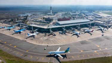 Viajes al exterior: por el cierre temporal de una pista de Ezeiza, las aerolíneas cancelan vuelos y cambian rutas.