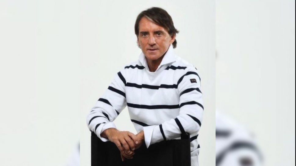 Roberto Mancini con la camiseta de Diego Maradona