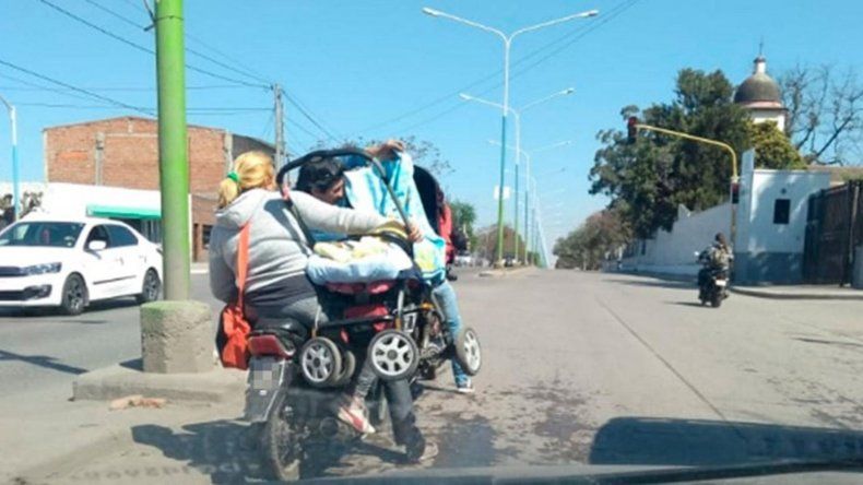 Indignante: Viajan en moto con un cochecito y un bebé adentro