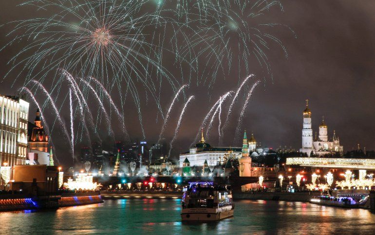 Fuegos artificiales iluminaron el Kremlin y la Plaza Roja en Mosc&uacute;, Rusia (REUTERS Maxim Shemetov)