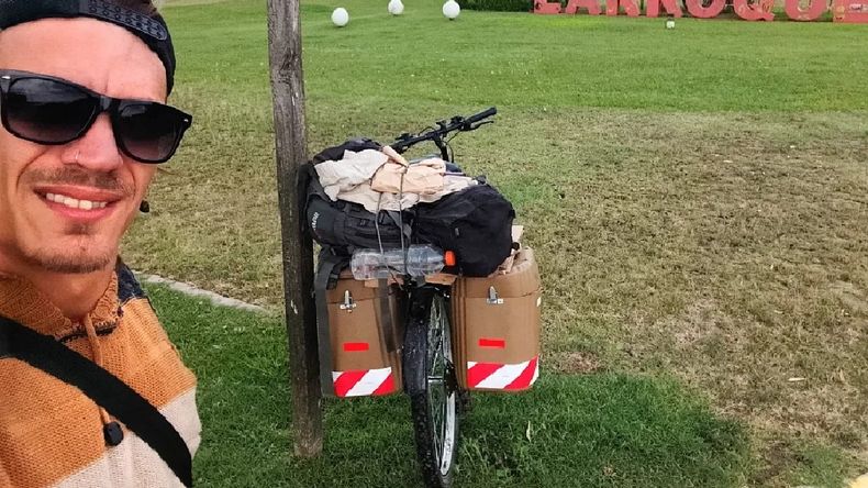 El sueño de Leandro: recorre Argentina en bicicleta y quiere llegar a Jujuy