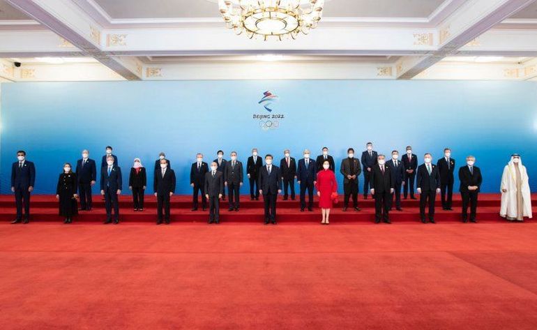 Foto oficial junto al resto de los jefes de Estado a quienes China invitó especialmente para la ceremonia de inauguración de los Juegos Olímpicos de Invierno de Beijing