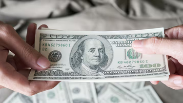 El dólar oficial cerró a $1400 en el Banco Nación y el Riesgo País llegó a 1203 puntos